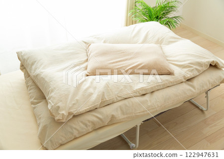 臥室蒲團、床、床墊和枕頭 122947631