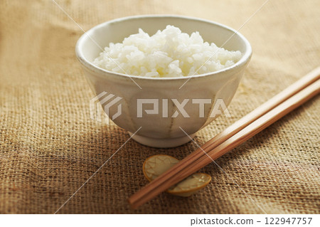 剛煮好的白飯 122947757