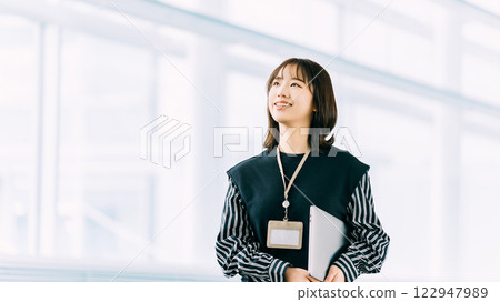 有筆記型電腦的女人/女商人 122947989