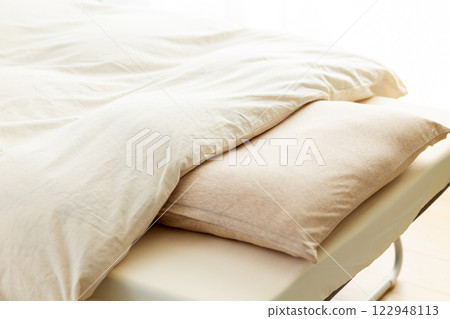 臥室蒲團、床、床墊和枕頭 122948113