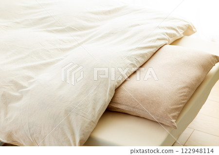 臥室蒲團、床、床墊和枕頭 122948114