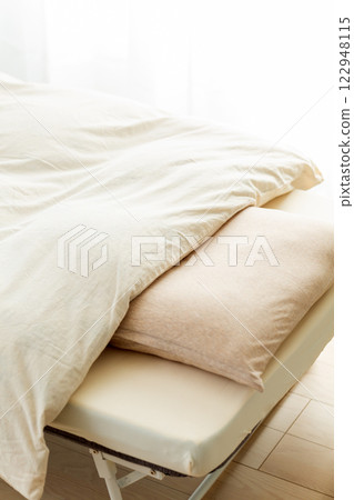 臥室蒲團、床、床墊和枕頭 臥室蒲團、床、床墊和枕頭 122948115