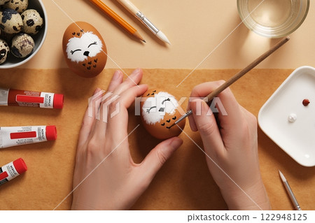 DIY and children's art. Step-by-step instructions: how to make cute owl Easter egg. Step 10: Paint the feathers with black paint based on the pencil sketch. 122948125