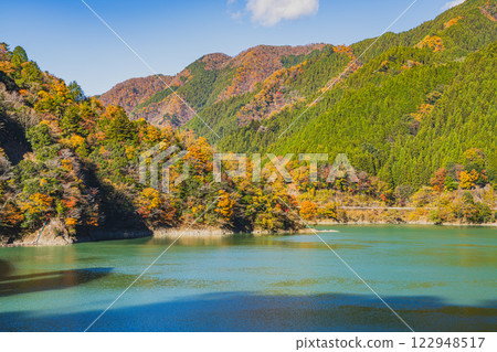 豐根村新豐根水壩的綠湖秋葉美景（愛知縣） 122948517