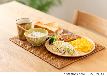 餐桌上供應的西式早餐 122949181