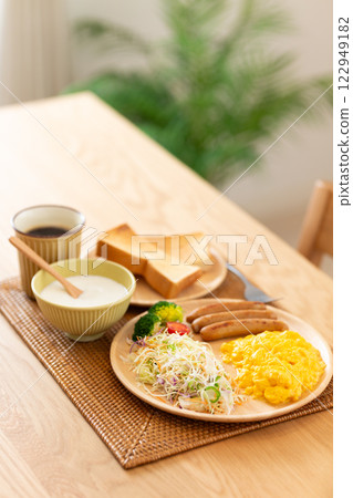 餐桌上供應的西式早餐 餐桌上供應的西式早餐 122949182