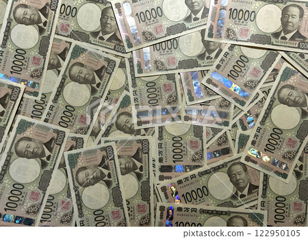 10,000 yen bills spread out 122950105