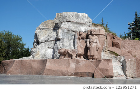 Kyiv, Ukraine July 6, 2024: The dismantled monument - Friendship of the Peoples of Ukraine and Russia, one child remains Kyiv, Ukraine July 6, 2024: The dismantled monument - Friendship of the Peoples of Ukraine and Russia, one child remains 122951271