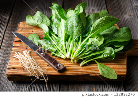 Green spinach leaves chopped with a vintage knife Green spinach leaves chopped with a vintage knife 122952270