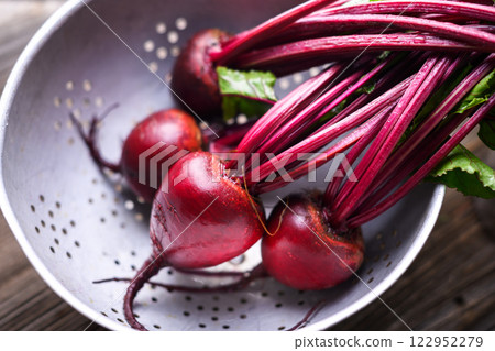 Metal colander with fresh ripe beets close up Metal colander with fresh ripe beets close up 122952279