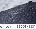 被雨水淋濕後噴了防水噴霧並帶有圓點的雨傘 122954385