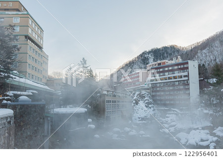 北海道札幌冬季山谷風景 122956401