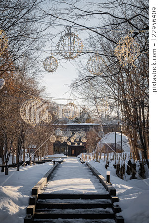 北海道札幌冬季山谷風景 122956409