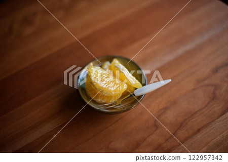 Summer mandarins on a small Yachimun plate Summer mandarins on a small Yachimun plate 122957342