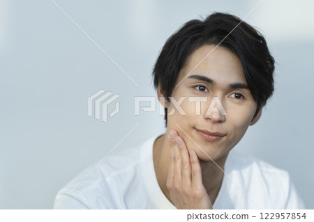 男士美容保養圖片年輕男子用手摀臉 122957854