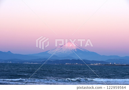 富士山上神秘的江之島日出 122959564