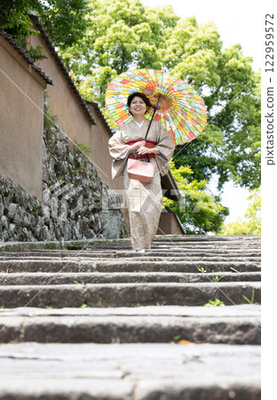 杵築市：一名身著和服的女子走下山坡，前往會計辦公室 122959572