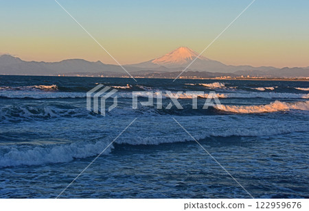 富士山上神秘的江之島日出 122959676