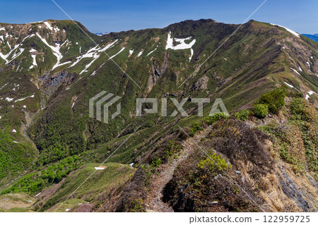 Early summer in the Tanigawa mountain range, seen from Ojikazawano-toge 122959725