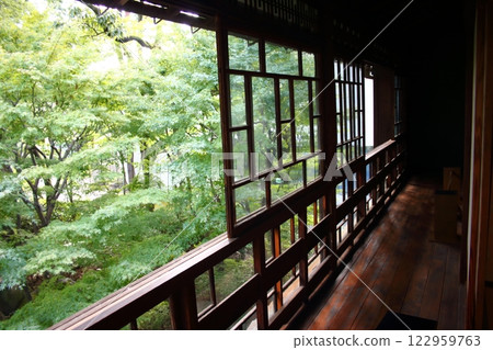 透過日本老木屋的窗戶看到的風景 122959763