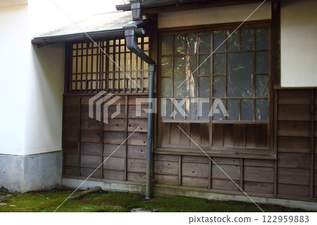 日本古老木屋的外觀(木造建築的外牆、窗戶、屋頂、排水溝) 日本古老木屋的外觀(木造建築的外牆、窗戶、屋頂、排水溝) 122959883