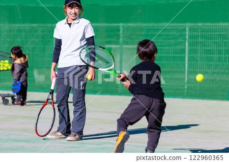Parents and children playing tennis 122960365