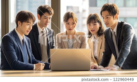 商人在日本辦公室用筆記型電腦工作，進行專案演示 122960449