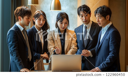 日本商務團隊一邊看筆記型電腦一邊召開線上會議 122960450