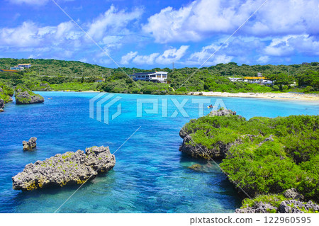 南國宮古島。在 Imgya 海洋花園海灣享受海洋運動的人們 南國宮古島。在 Imgya 海洋花園海灣享受海洋運動的人們 122960595