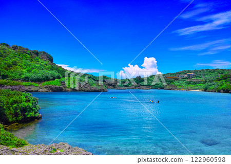 南國宮古島。在 Imgya 海洋花園海灣享受海洋運動的人們 122960598