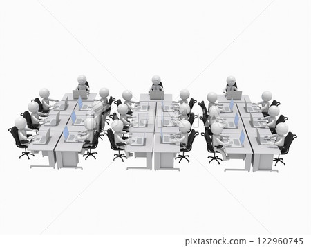 辦公室裡有很多辦公桌，商人在用筆記型電腦工作 122960745