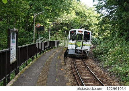 Scenery of Aizu Railway: Tonohetsuri Station (Rail Bus Diesel Car) 122961034