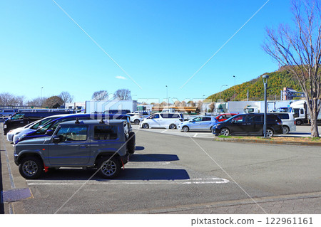 Scenery of the Nihonzaka parking area, crowded with many cars, in Yaizu City, Shizuoka Prefecture 122961161