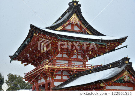 Snow falling at Fushimi Inari Shrine Tower Gate [Important Cultural Property] 122961535
