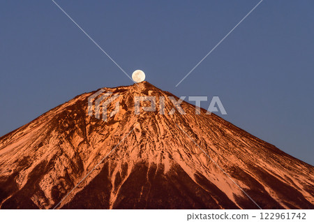 (Shizuoka Prefecture) A spectacular view of the rising Pearl Fuji from Fujinomiya City 122961742