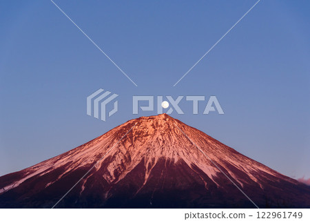 (Shizuoka Prefecture) A spectacular view of the rising Pearl Fuji from Fujinomiya City (Shizuoka Prefecture) A spectacular view of the rising Pearl Fuji from Fujinomiya City 122961749