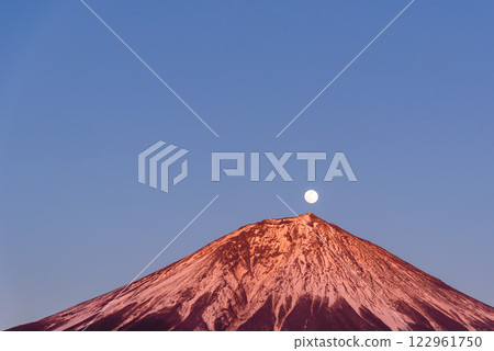 (Shizuoka Prefecture) A spectacular view of the rising Pearl Fuji from Fujinomiya City 122961750