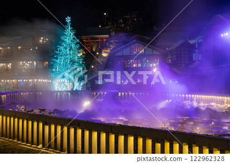 Night view of Kusatsu Onsen Yubatake in winter 122962328