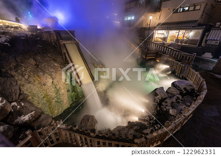 Night view of Kusatsu Onsen Yubatake in winter 122962331