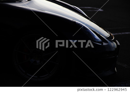 閃亮的黑色跑車 122962945