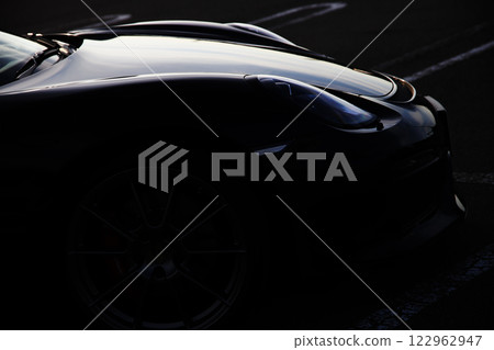 閃亮的黑色跑車 122962947