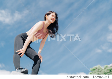 年輕女子戶外健身形象 122963051