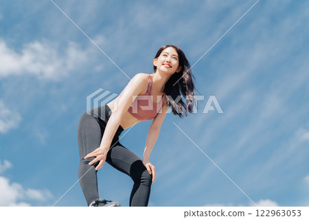 Outdoor fitness image of young woman Outdoor fitness image of young woman 122963053