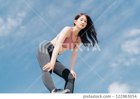 Outdoor fitness image of young woman 122963054