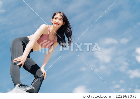 Outdoor fitness image of young woman Outdoor fitness image of young woman 122963055