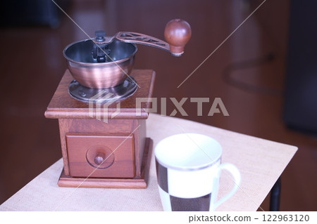 Coffee mill and cup Coffee mill and cup 122963120
