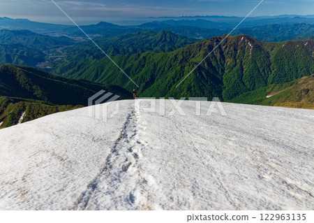 登山者和Minakami町的視圖朝向Tanigawadake山頂下方的雪嶺 122963135