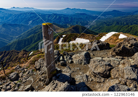 初夏的谷川山與鬥真之耳的風景 122963146