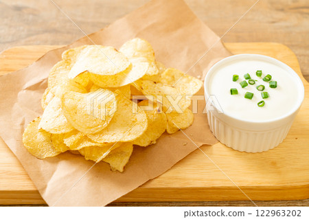 potato chips with sour cream 122963202