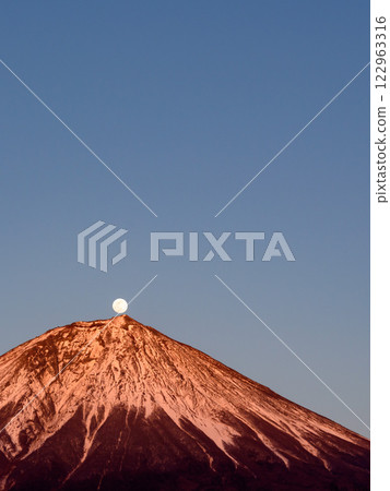 The moment when the full moon overlaps with the peak of Mount Fuji - Pearl Fuji 122963316